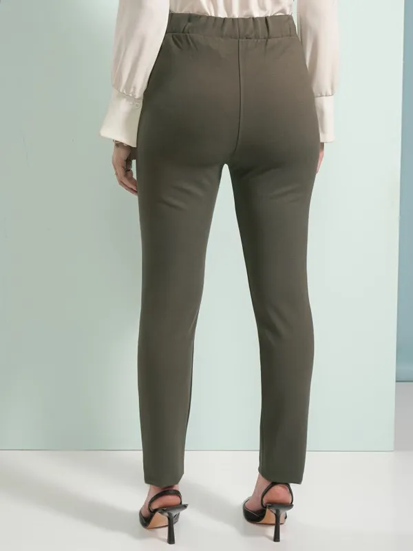 Tokyo Talkies Women Olive Solid Skinny Fit Casual Trouser