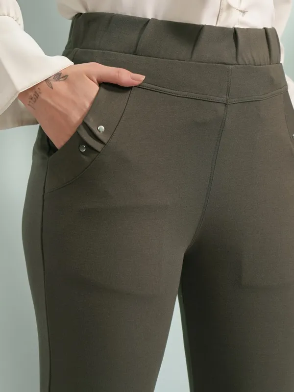 Tokyo Talkies Women Olive Solid Skinny Fit Casual Trouser