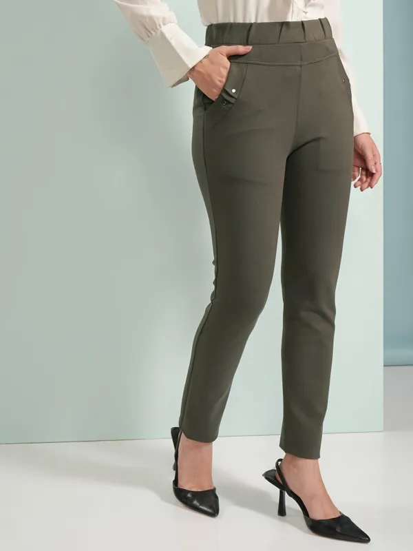 Tokyo Talkies Women Olive Solid Skinny Fit Casual Trouser
