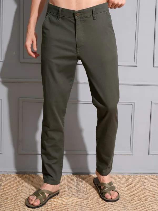 Locomotive Premium Men Olive Regular Fit Solid Chinos