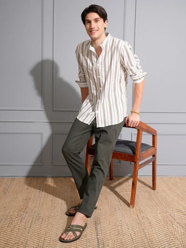 Locomotive Premium Men Olive Regular Fit Solid Chinos