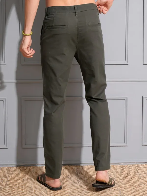 Locomotive Premium Men Olive Regular Fit Solid Chinos