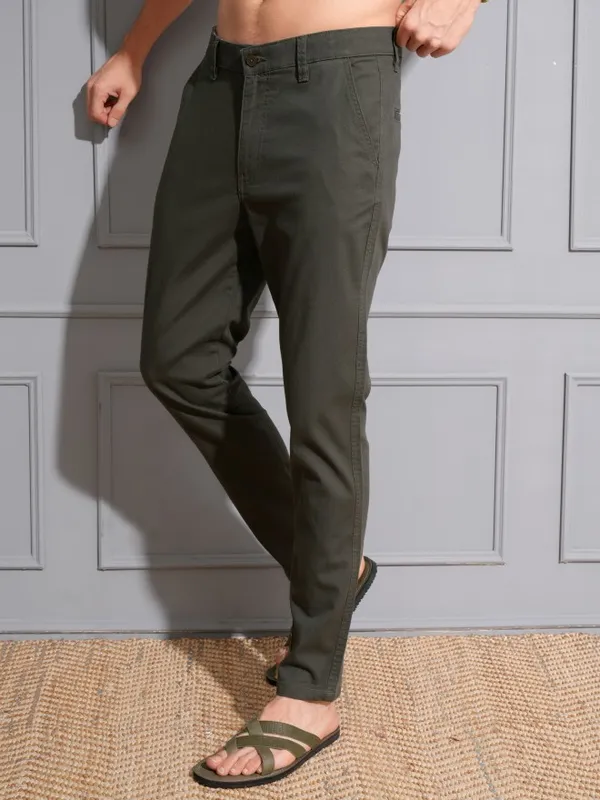 Locomotive Premium Men Olive Regular Fit Solid Chinos
