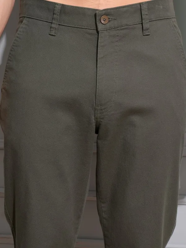 Locomotive Premium Men Olive Regular Fit Solid Chinos
