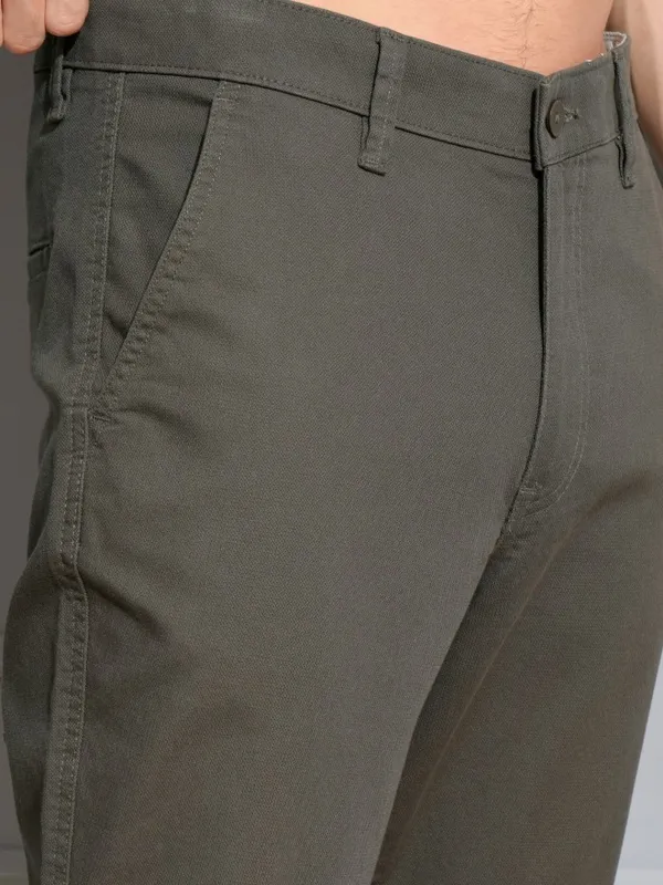 Locomotive Premium Men Olive Regular Fit Solid Chinos