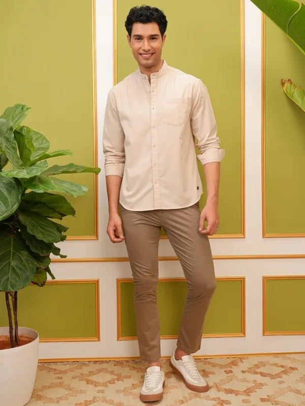Locomotive Premium Men Cream Solid Relaxed Fit Casual Shirt