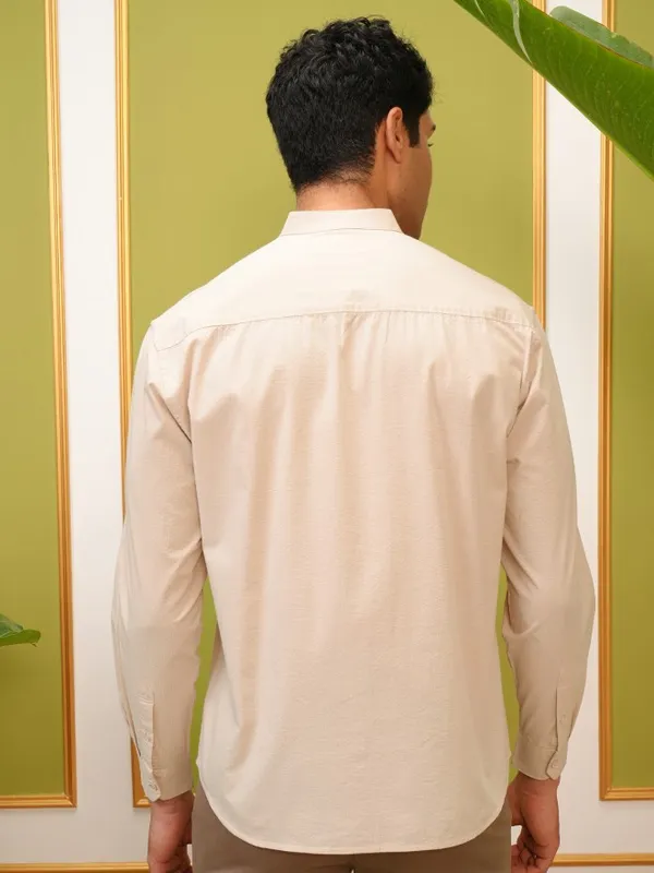 Locomotive Premium Men Cream Solid Relaxed Fit Casual Shirt