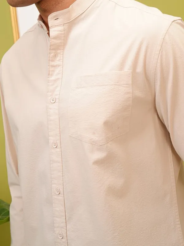 Locomotive Premium Men Cream Solid Relaxed Fit Casual Shirt