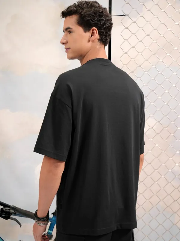 Highlander Men Black Printed Round Neck Oversized Fit T-Shirt