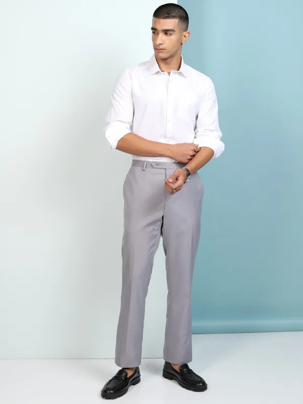 Highlander Men White Solid Slim Fit Casual Shirt