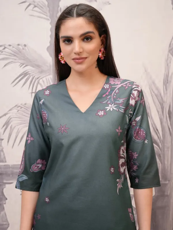  Vishudh Women Olive Printed Straight Kurtas