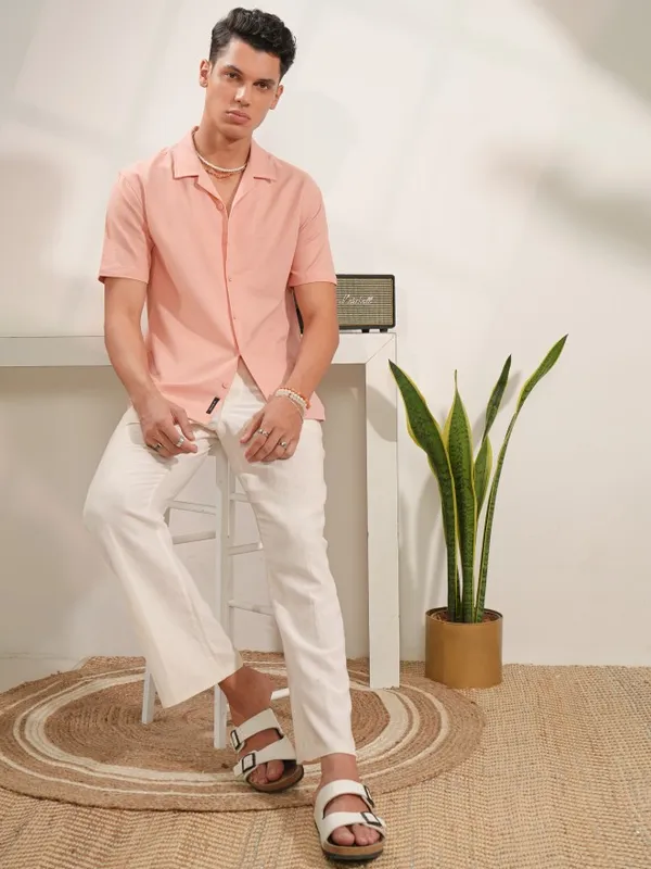  Locomotive Men Peach Solid Regular Fit Casual Shirts