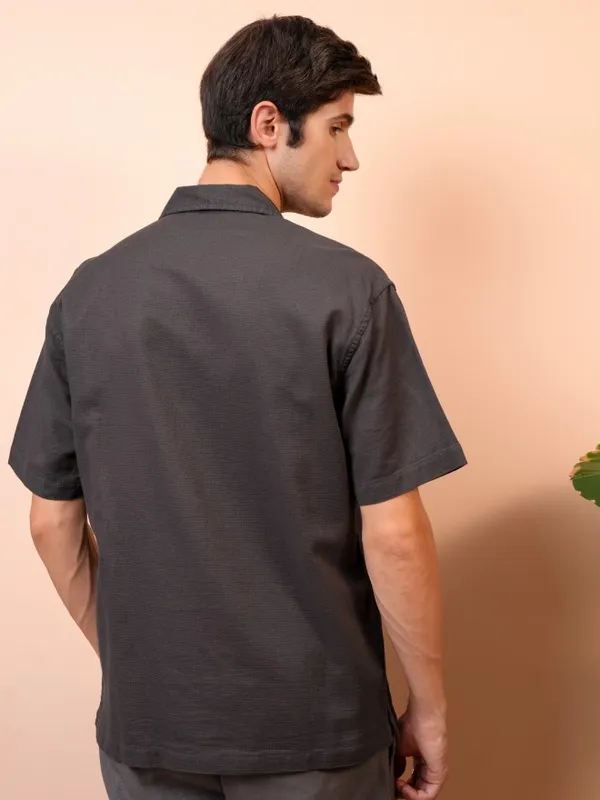 Locomotive Men Charcoal Textured Relaxed Fit Casual Shirts