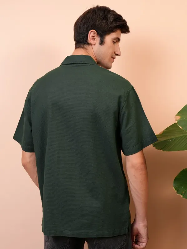  Locomotive Men Green Solid Relaxed Fit Casual Shirts