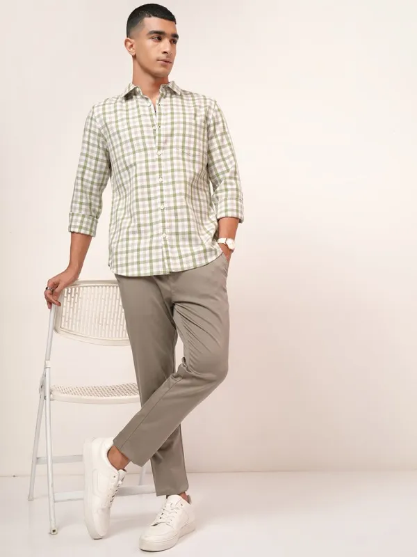 Highlander Men White Checked Regular Fit Casual Shirt