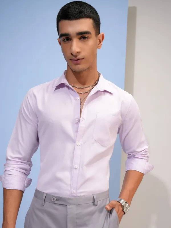  Highlander Men Lavender Solid Slim Fit Casual Shirts