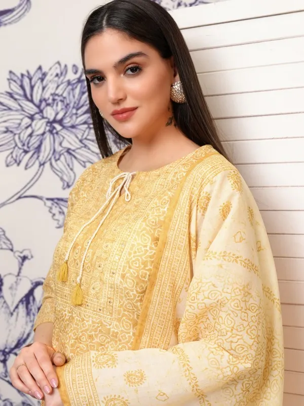 Women Kurta With Trousers & Dupatta