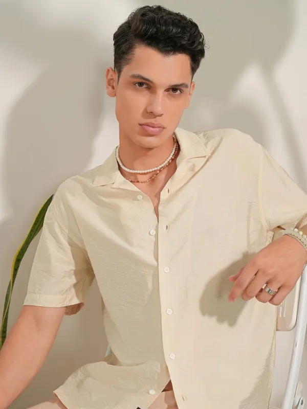  Locomotive Men Beige Solid Regular Fit Casual Shirts