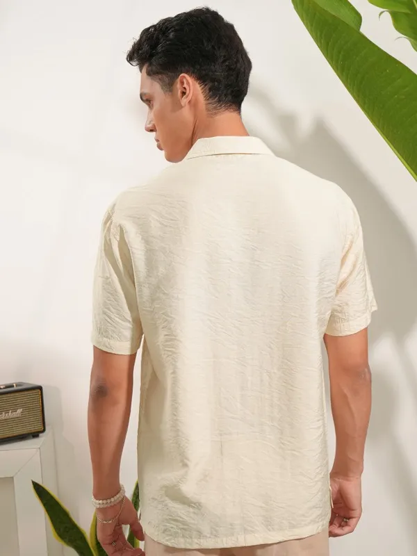  Locomotive Men Beige Solid Regular Fit Casual Shirts