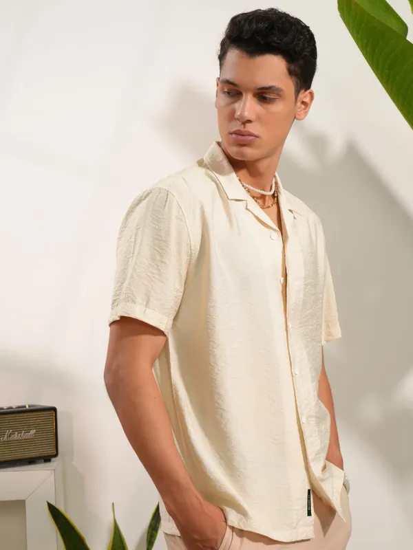  Locomotive Men Beige Solid Regular Fit Casual Shirts