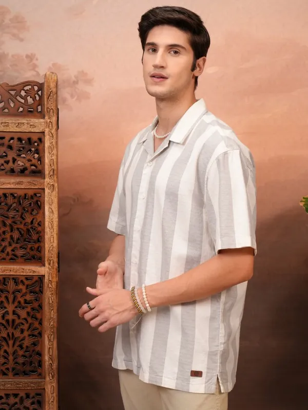 Locomotive Men Grey Striped Relaxed Fit Casual Shirts
