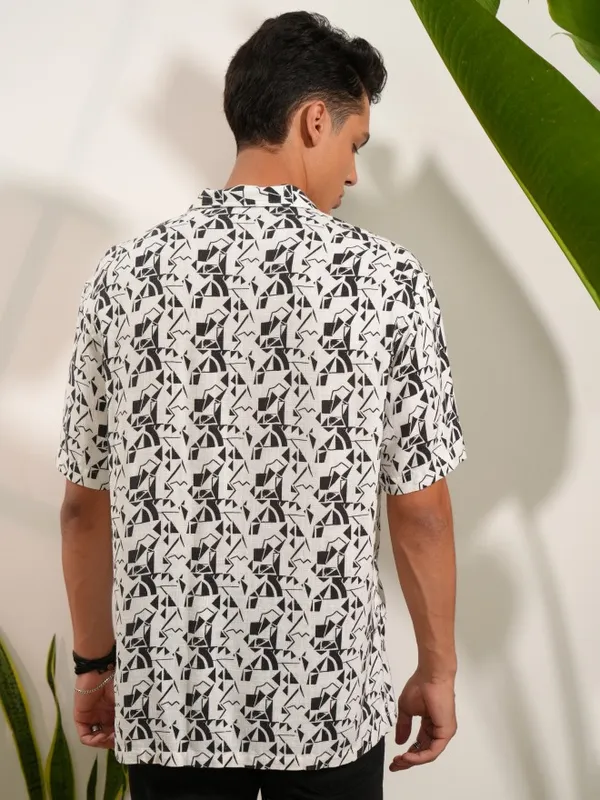  Locomotive Men Black Printed Regular Fit Casual Shirts