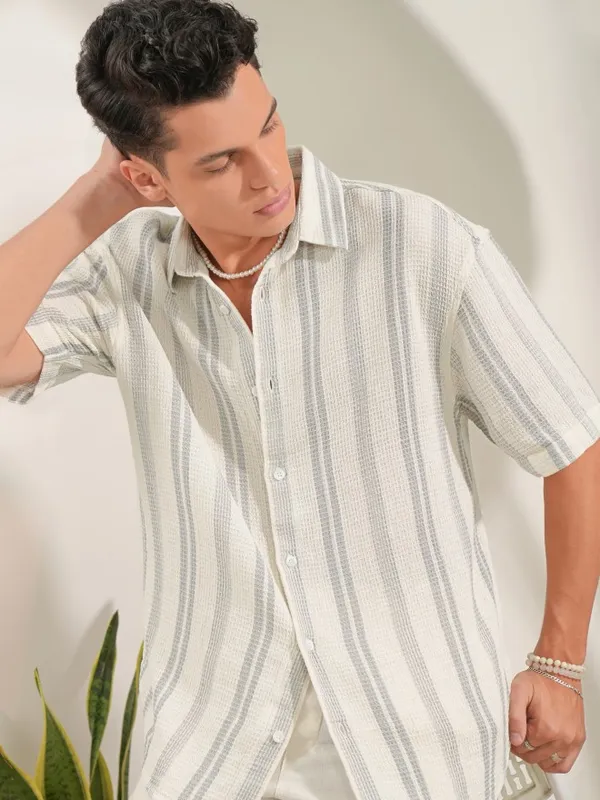  Locomotive Men Off White Striped Oversized Fit Casual Shirts