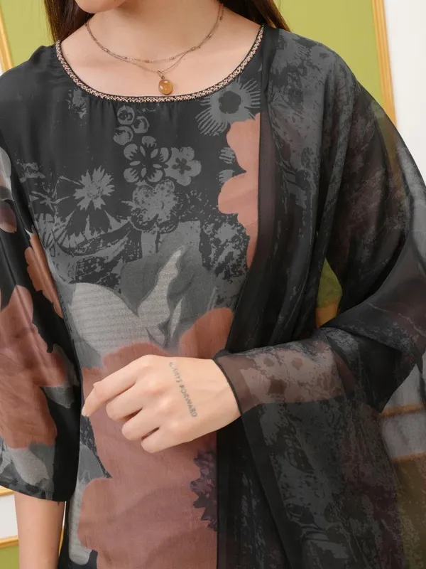  Vishudh Women Black Printed Kurta Sets