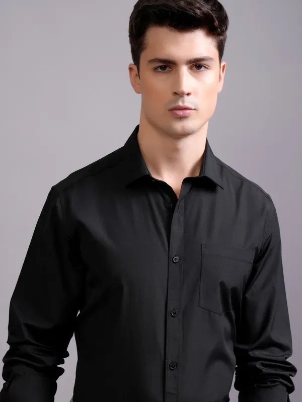 Highlander Men Black Solid Slim Fit Casual Shirt