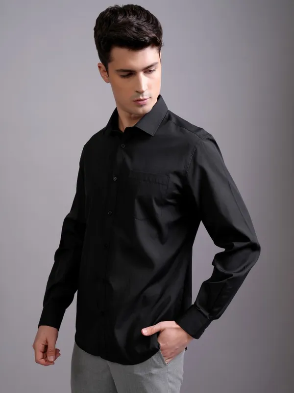 Highlander Men Black Solid Slim Fit Casual Shirt