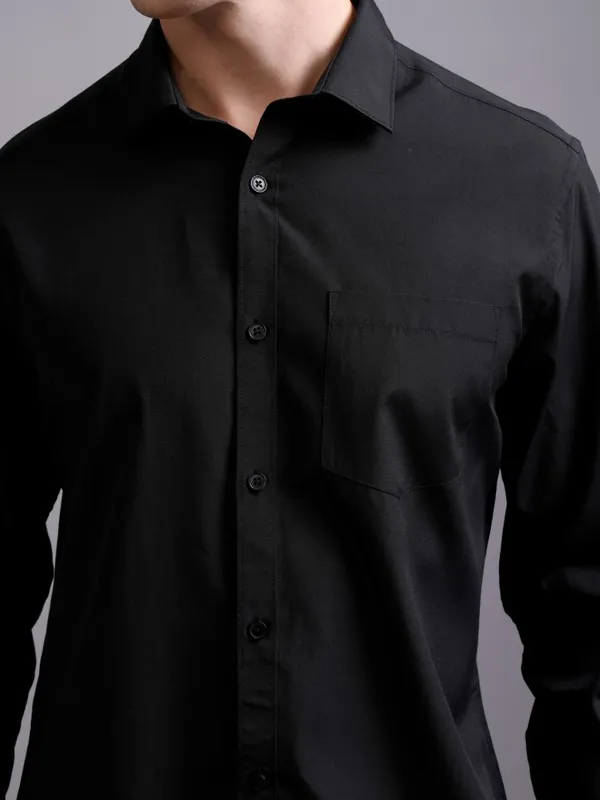 Highlander Men Black Solid Slim Fit Casual Shirt