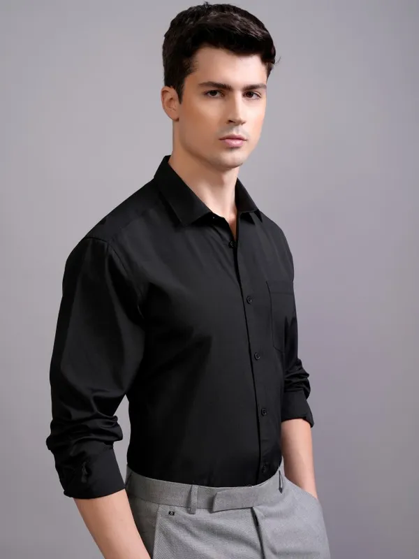 Highlander Men Black Solid Slim Fit Casual Shirt