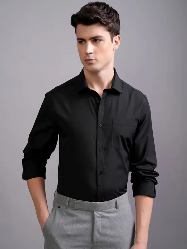 Highlander Men Black Solid Slim Fit Casual Shirt