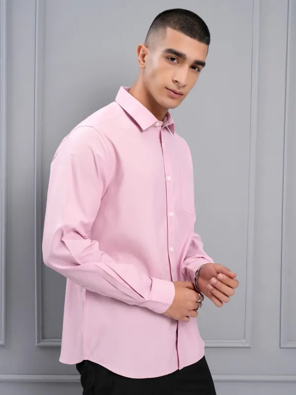 Highlander Men Pink Solid Slim Fit Casual Shirt