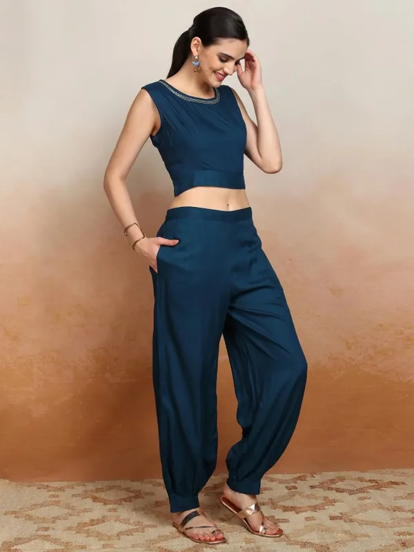 Vishudh Women Blue Printed Kurta With Trousers