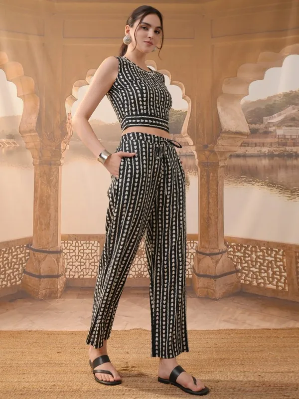 Vishudh Women Black Printed Kurta With Trousers 