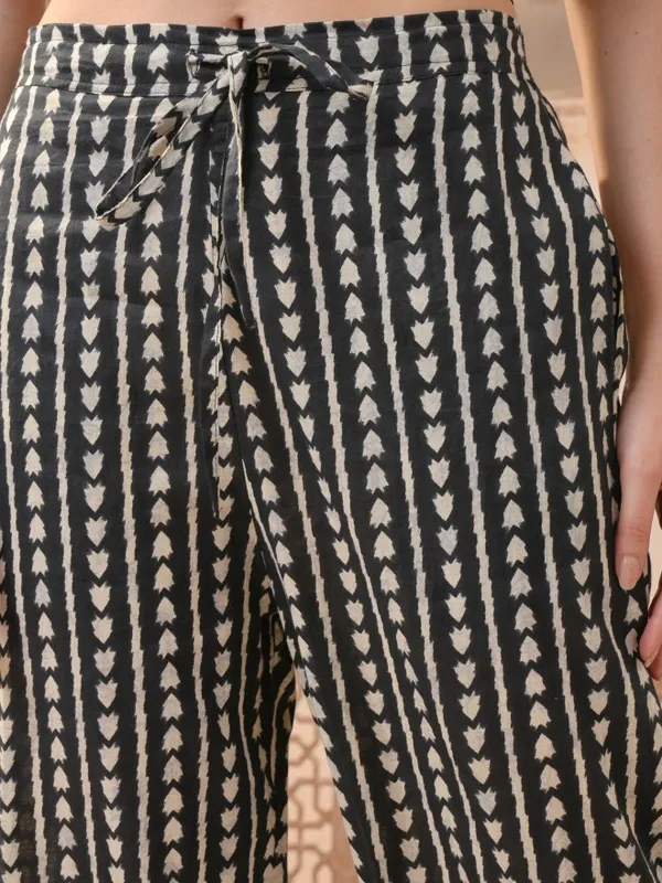 Vishudh Women Black Printed Kurta With Trousers 