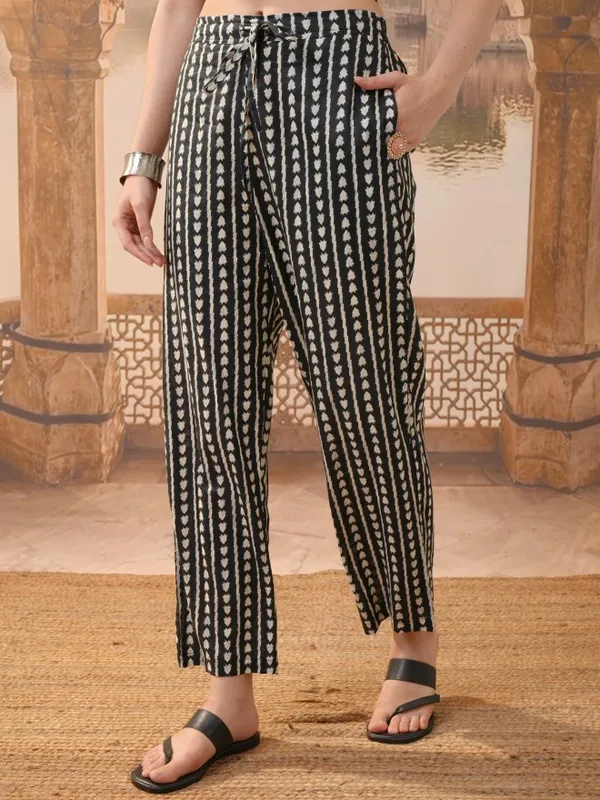 Vishudh Women Black Printed Kurta With Trousers 