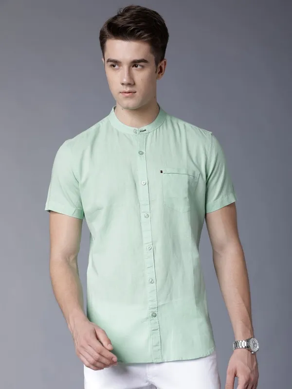  Highlander Men Green Solid Slim Fit Casual Shirts