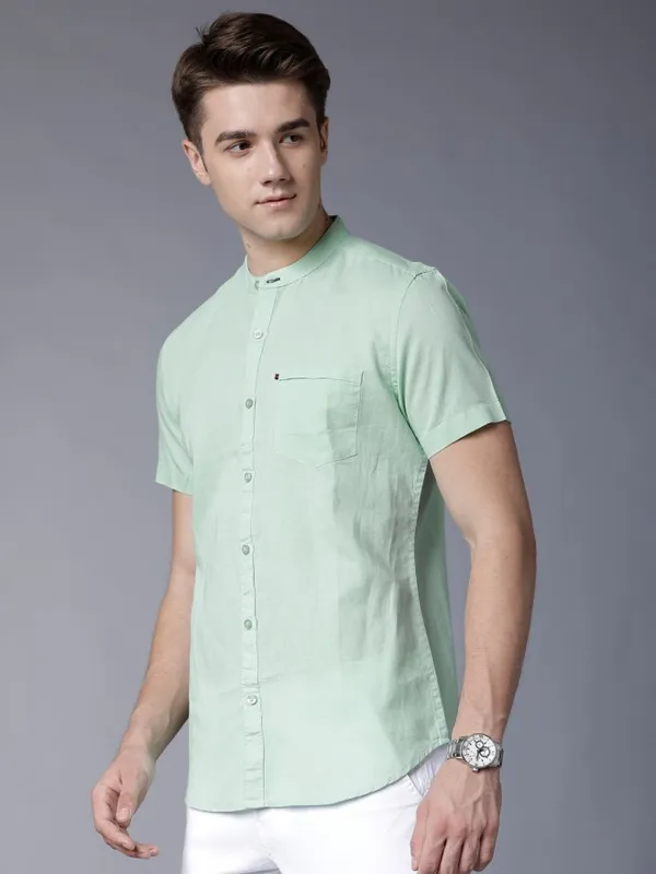  Highlander Men Green Solid Slim Fit Casual Shirts