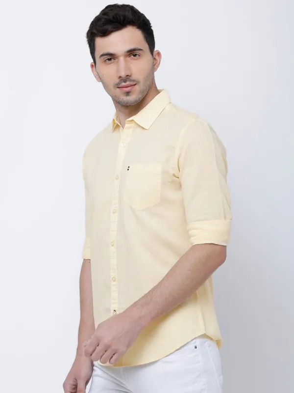  Highlander Men Yellow Solid Slim Fit Casual Shirts