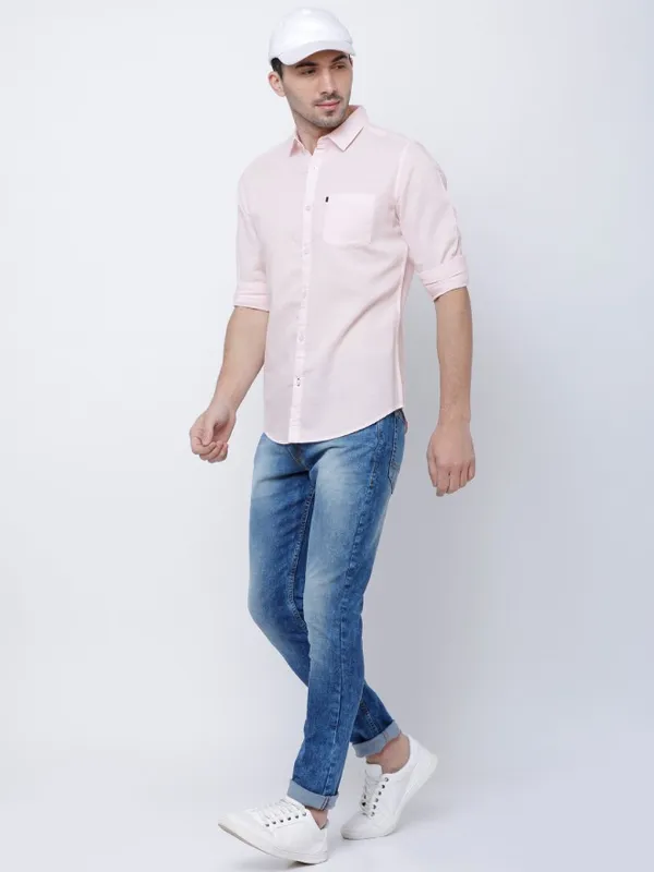  Highlander Men Pink Solid Slim Fit Casual Shirts