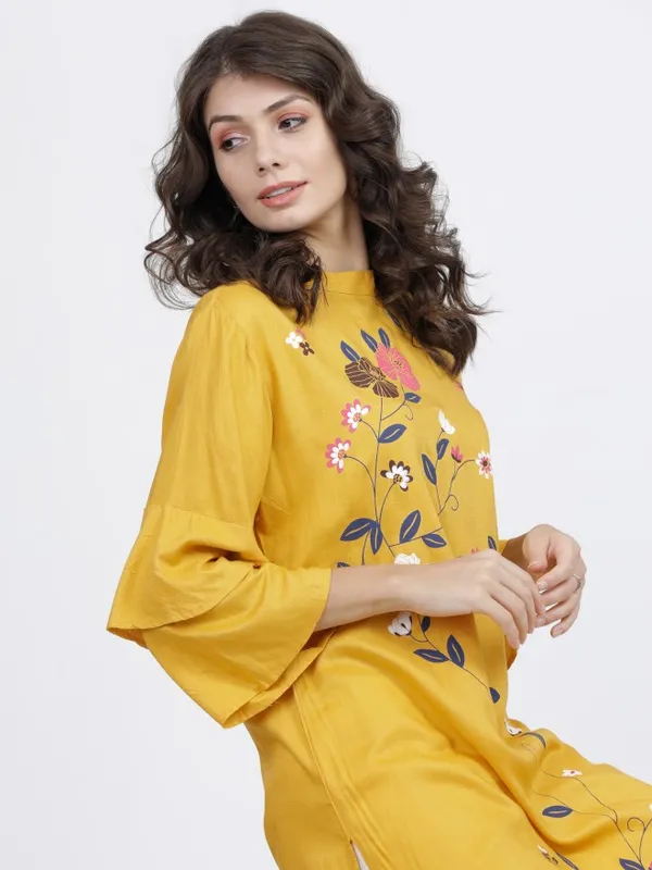  Vishudh Women Mustard Printed Straight Kurtas