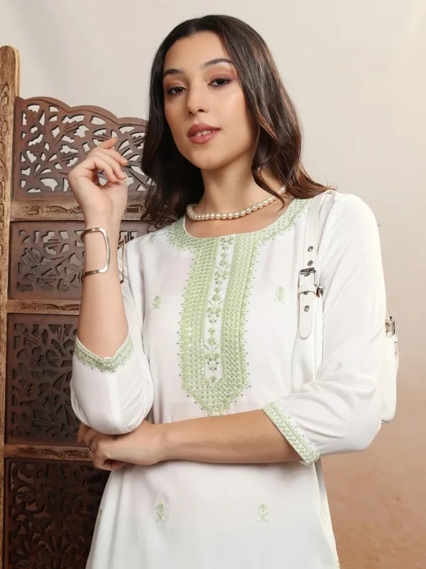 Vishudh Women White Embroidered Straight Kurta