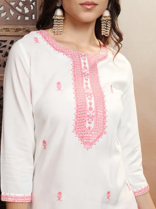 Vishudh Women White Embroidered Straight Kurta