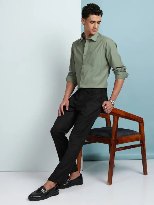 Highlander Men Green Solid Slim Fit Casual Shirt
