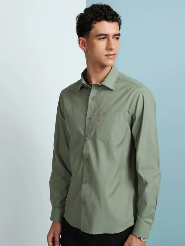 Highlander Men Green Solid Slim Fit Casual Shirt