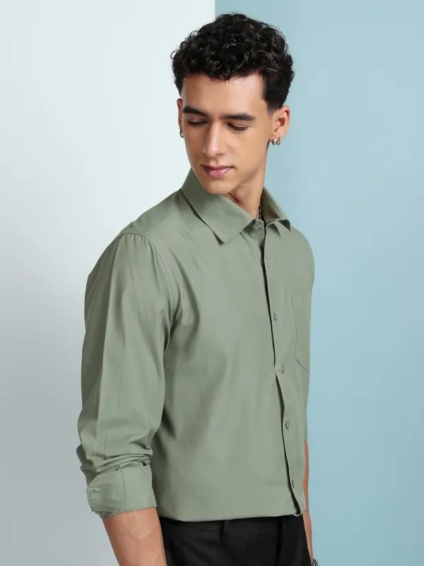 Highlander Men Green Solid Slim Fit Casual Shirt