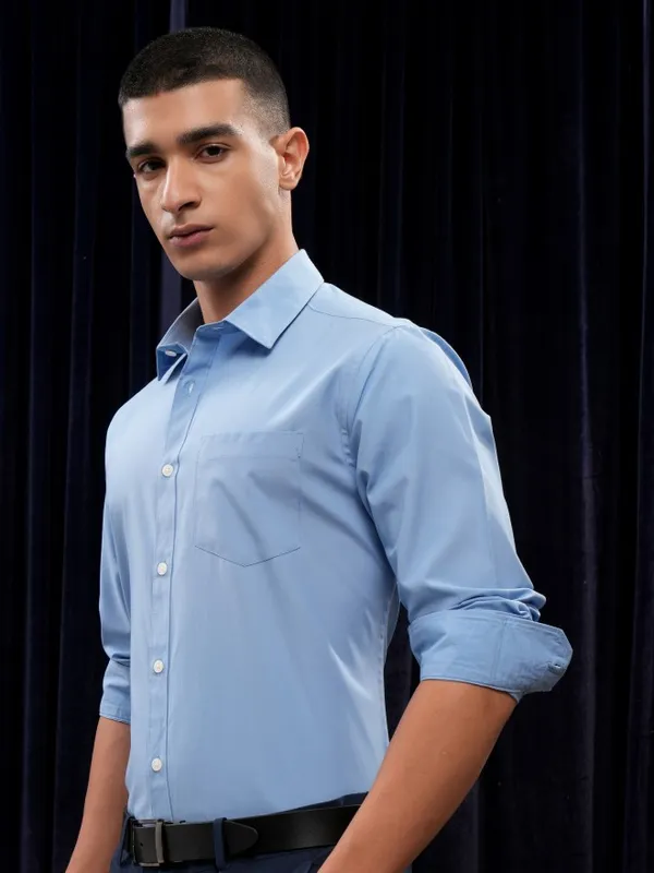 Highlander Men Blue Solid Slim Fit Casual Shirt