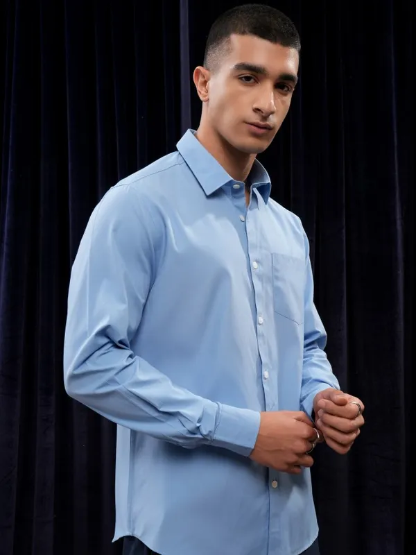 Highlander Men Blue Solid Slim Fit Casual Shirt